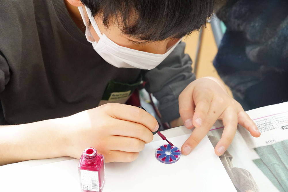 絵具でぬっている様子の写真