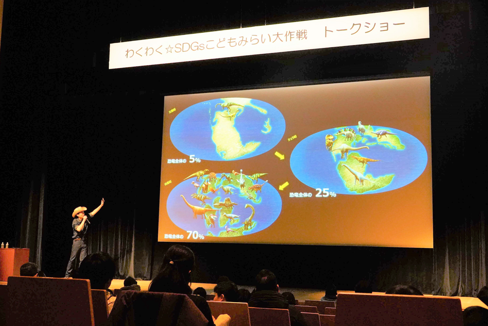 公演をしている様子の写真