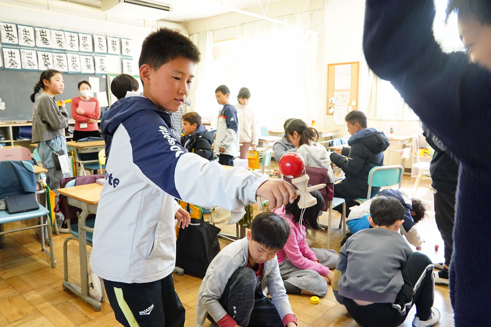 学校案内している様子の写真