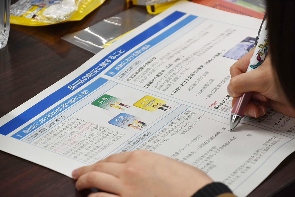 資料に書き込みをする生徒の写真