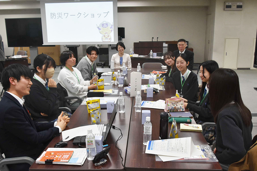 各班に分かれて意見を出し合う写真