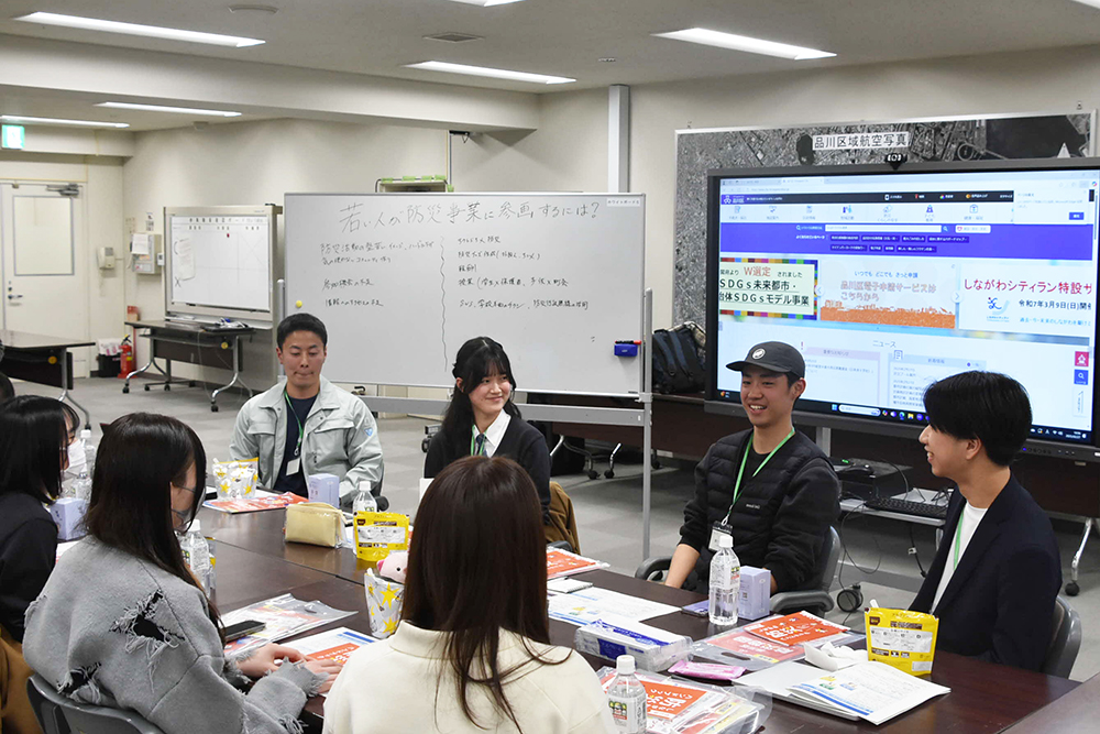 各班に分かれて意見を出し合う写真