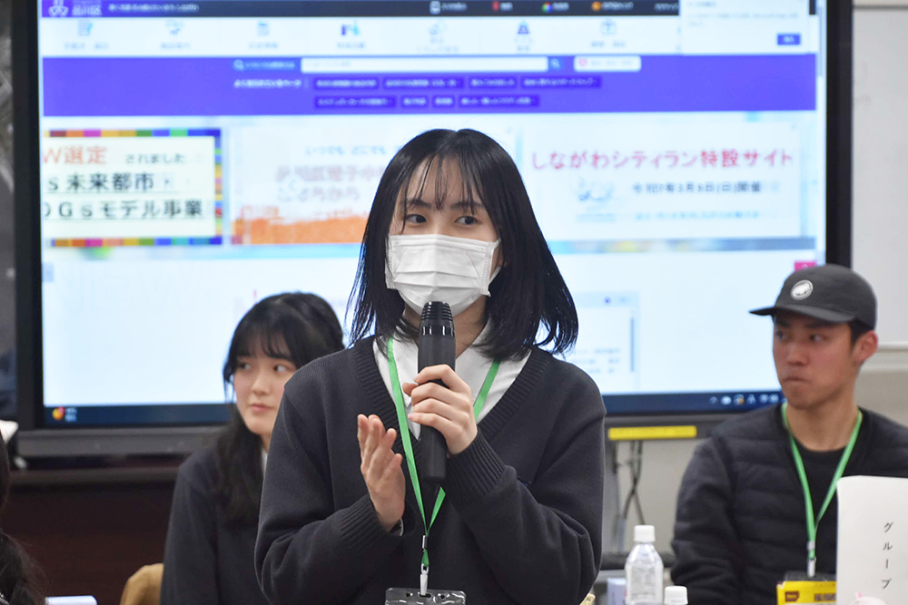 まとまった意見をプレゼンする様子の画像