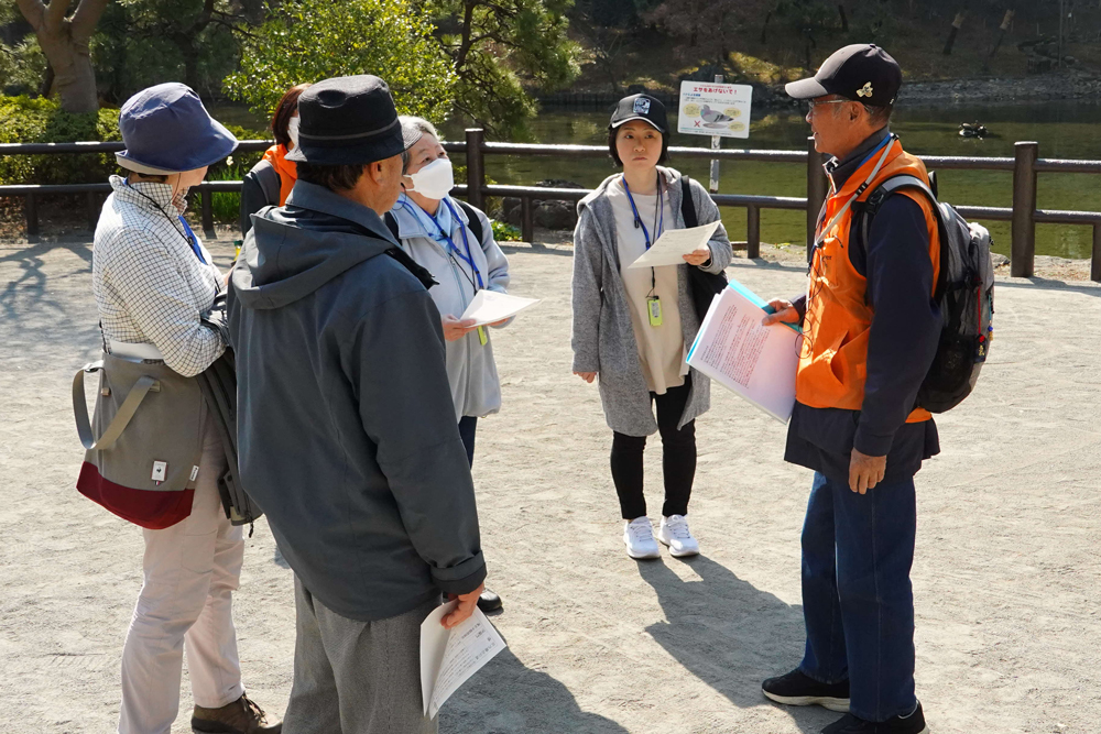 戸越公園にて説明を受けている様子の写真