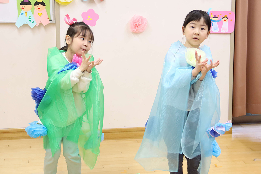 踊りを披露する5歳児のアップの画像