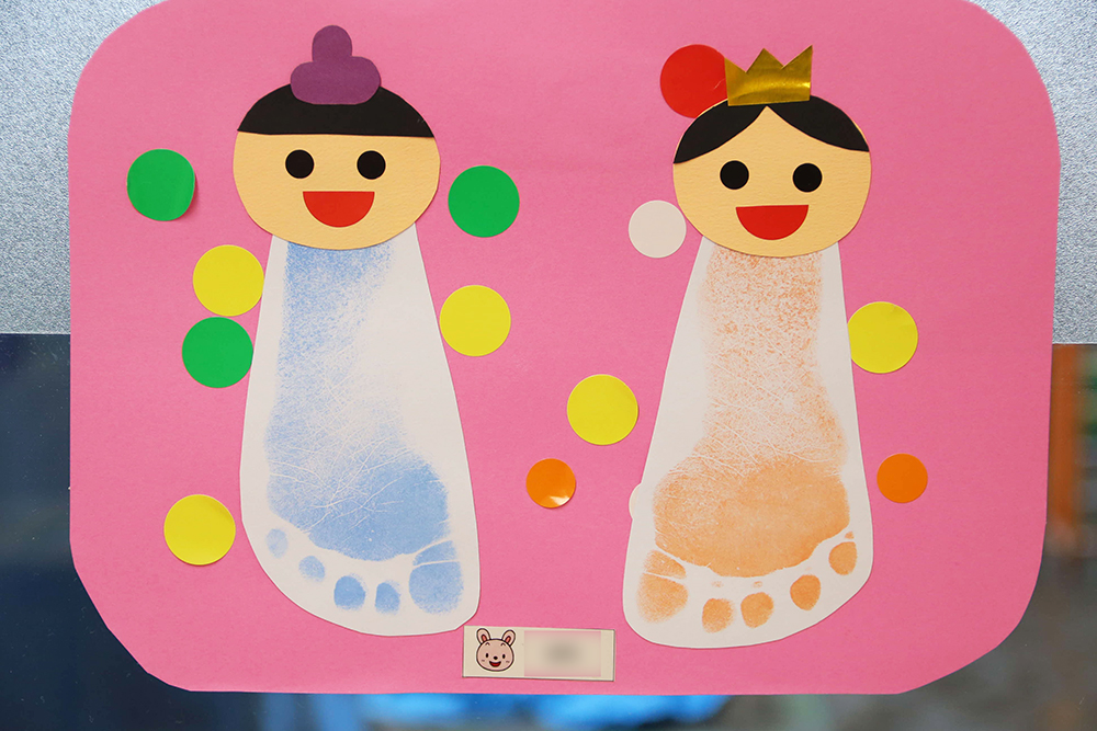 0歳児の足型で作ったひな人形の画像