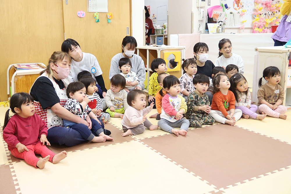 話を聞く0歳児と1歳児の画像