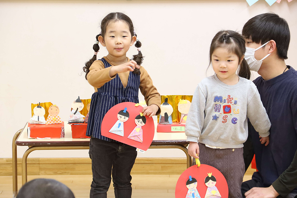 手づくりひな人形を披露する3歳児の画像