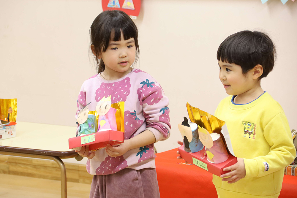 手づくりひな人形を披露する4歳児の画像