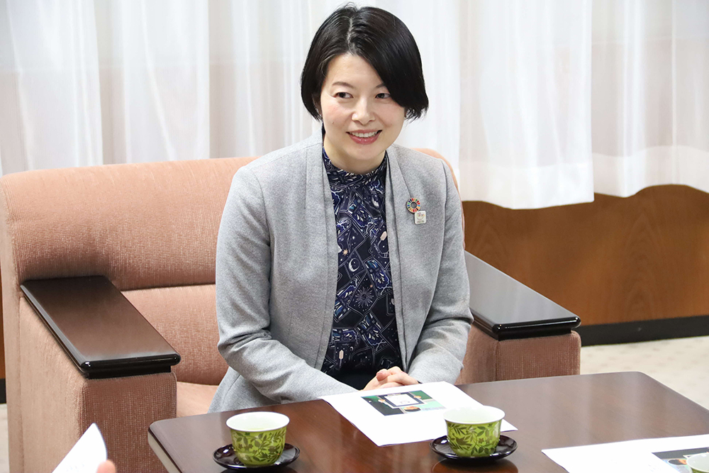 話を聞く森澤区長の画像