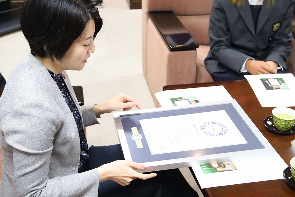 ギネスのボードを見る森澤区長の画像