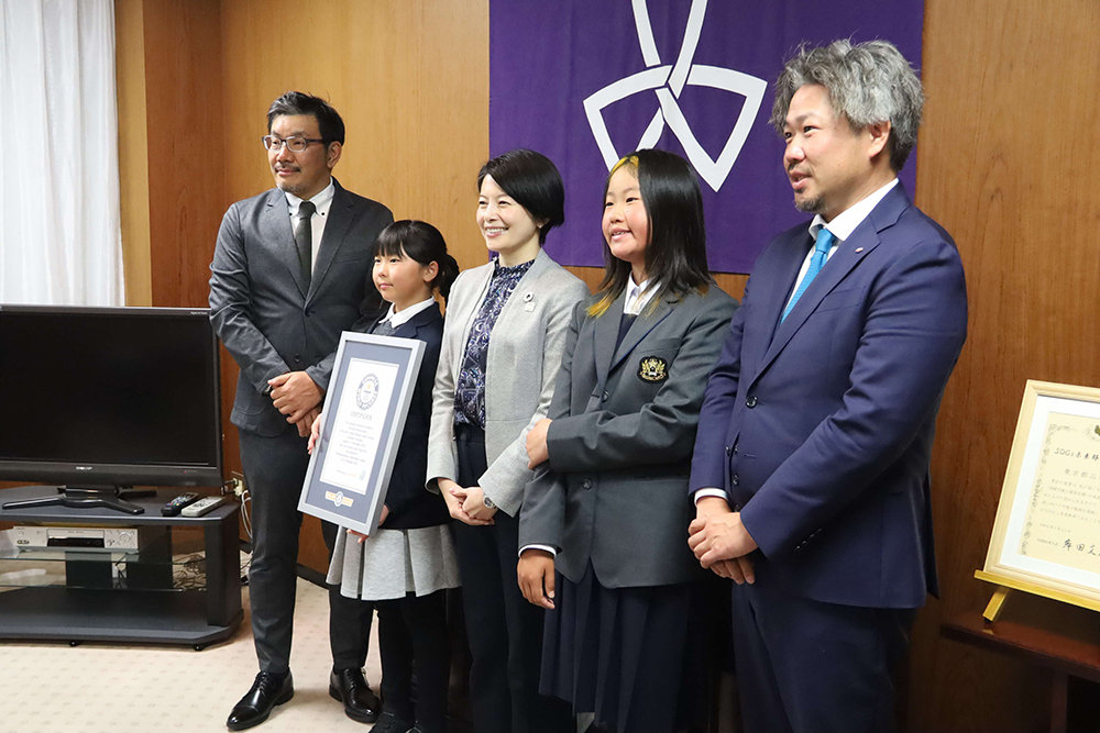 森澤区長と津止さん親子と大栗さん親子で写真を撮る画像