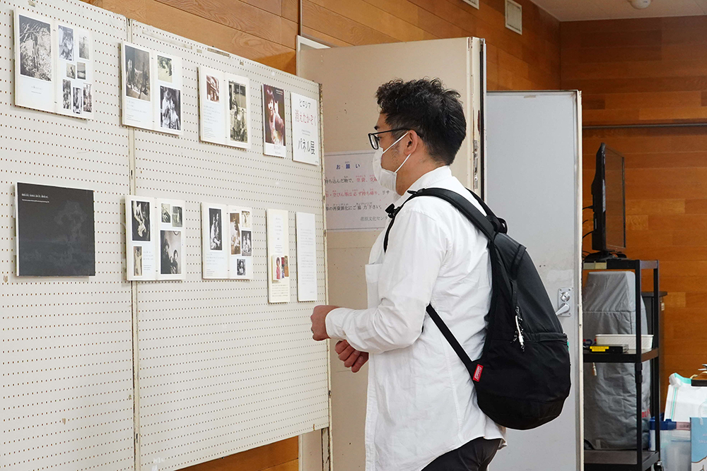 パネル展示を見る保護者の写真