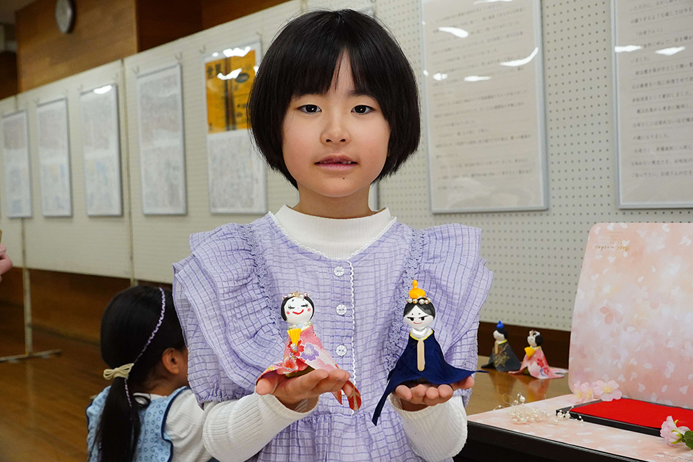 完成したひな人形を持つ参加者の画像