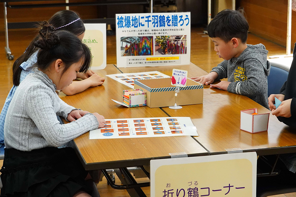 千羽鶴を折る参加者の画像