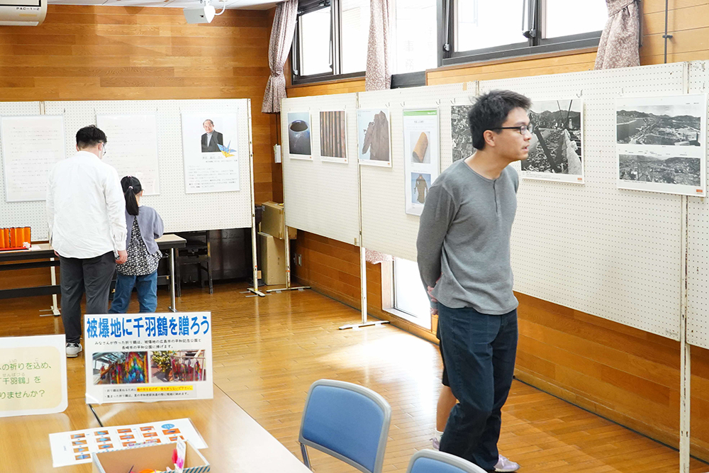 パネル展示を見る親子の画像