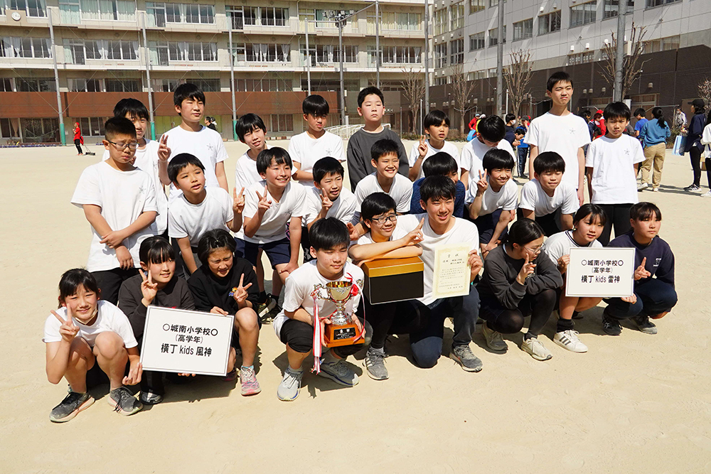 高学年優勝チームの集合写真