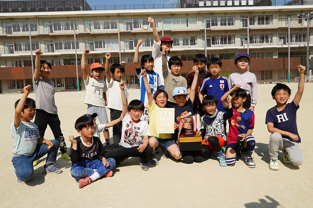 低学年優勝チームの集合写真