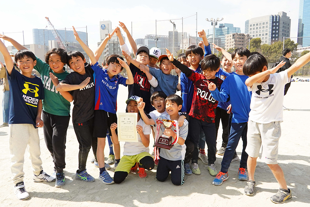 中学年優勝チームの集合写真
