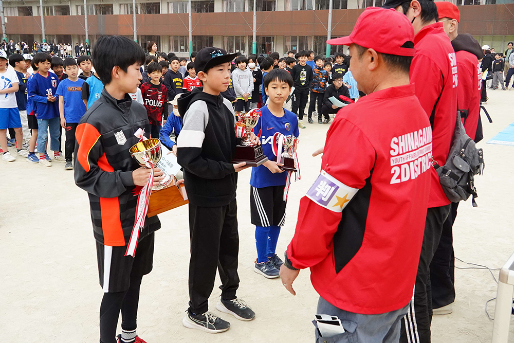 開会式で優勝杯を返還する様子の画像