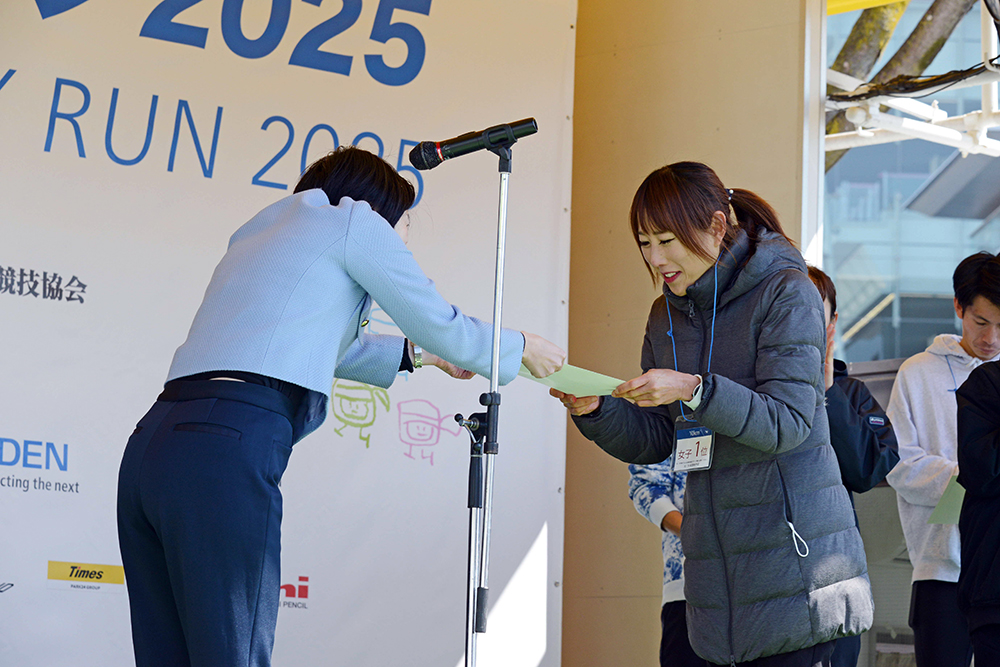 10km女性1位の表彰式の写真