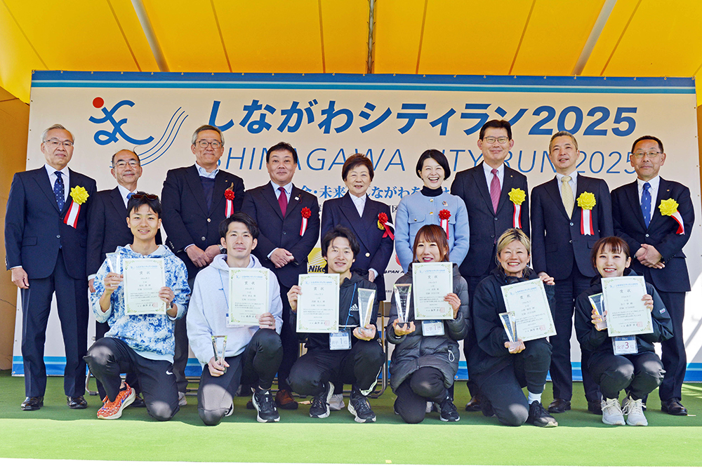 森澤区長、入賞者の写真