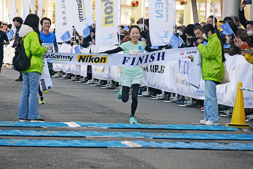 10kmマラソン女子1位の写真