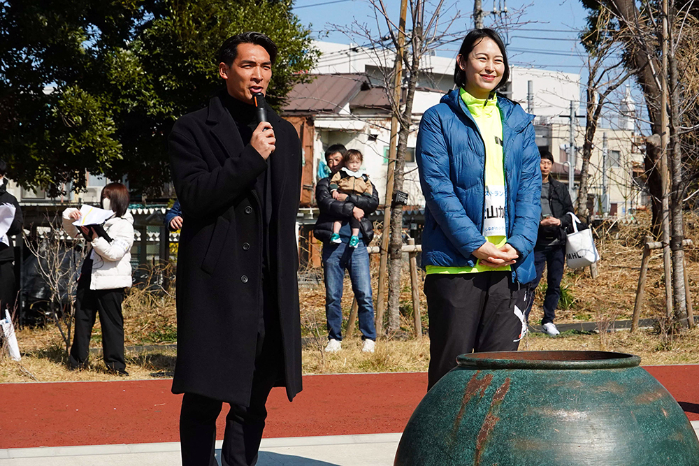槙野智章さんと大山加奈さんがあいさつしている写真