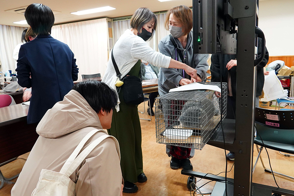 捕獲機に触っている写真