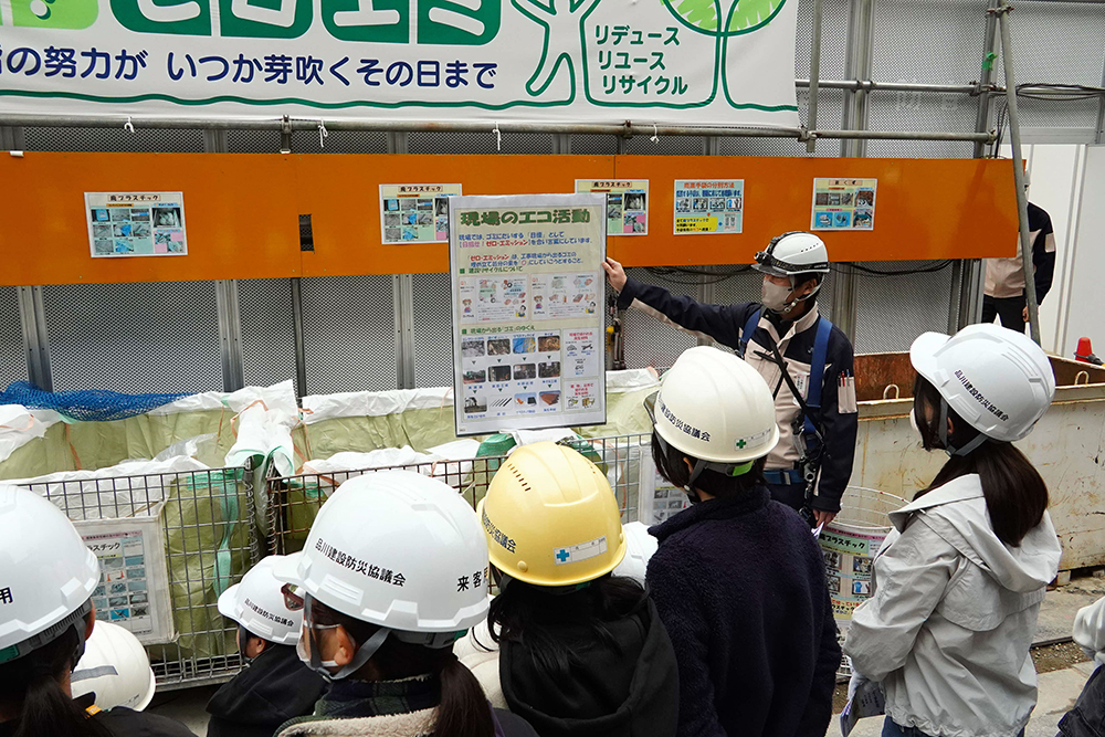 ゼロエミッションの説明を行っている写真