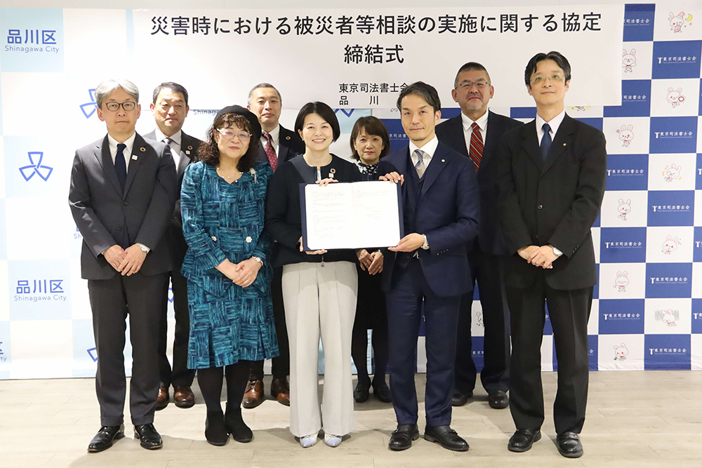 参列者で記念撮影する画像