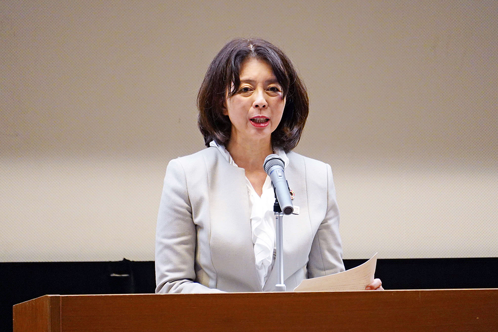 伊崎教育長があいさつしている写真