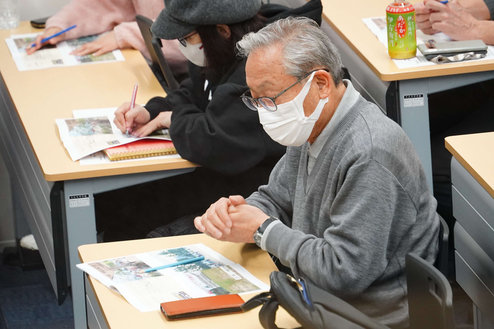 聞いている様子の写真