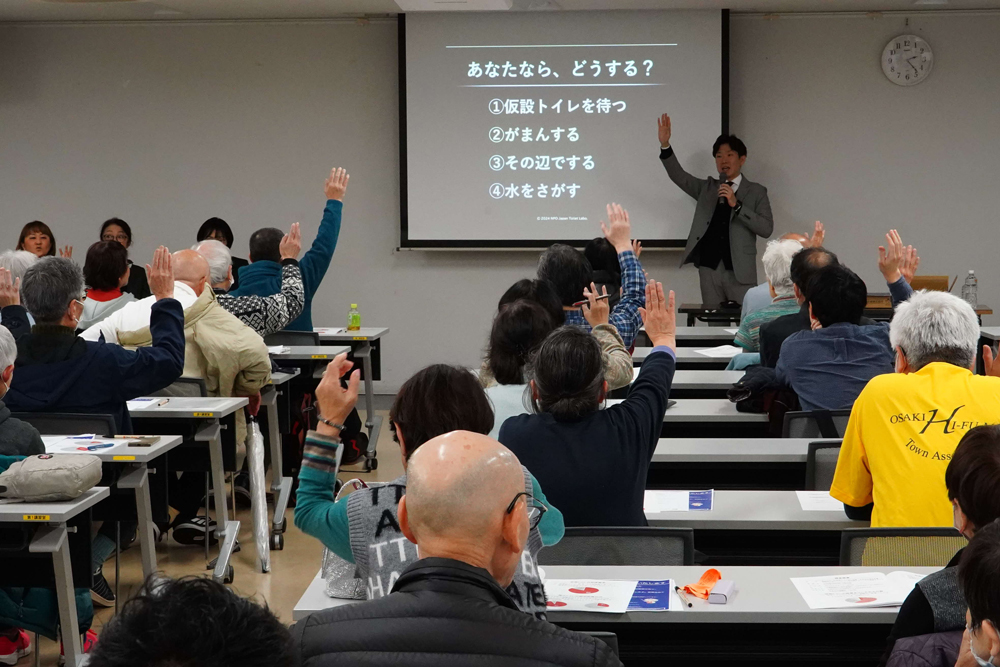 質問している様子の写真