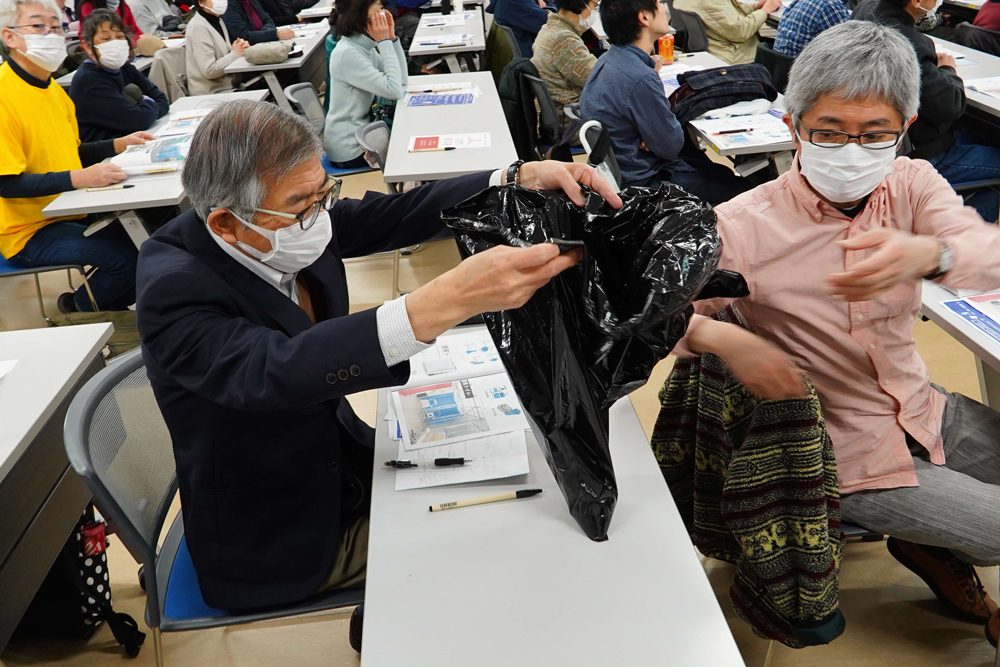 携帯トイレを見学している様子の写真