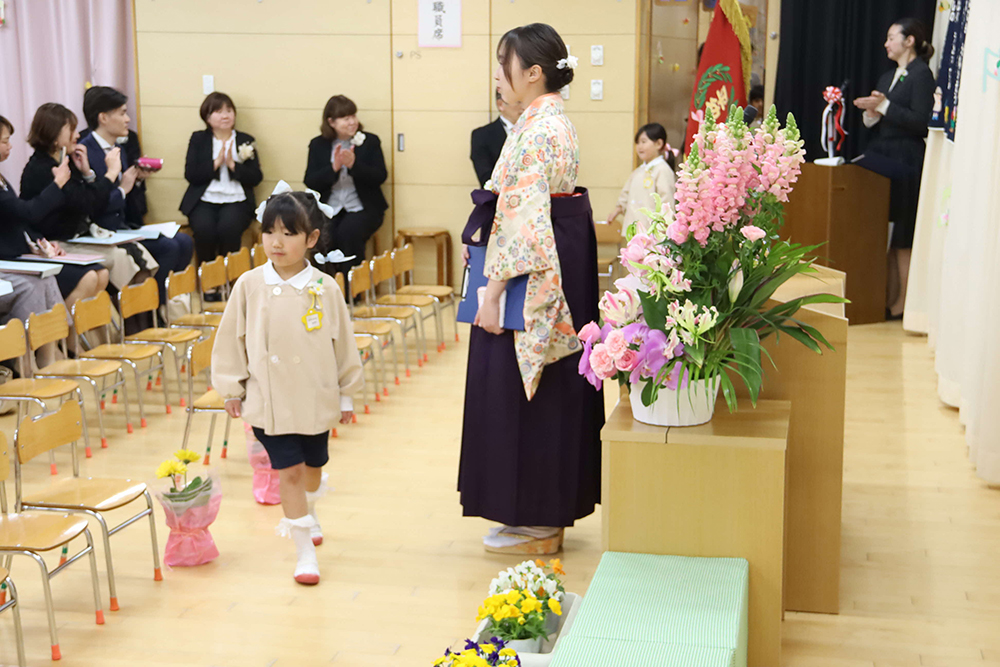 卒園児が入場する画像