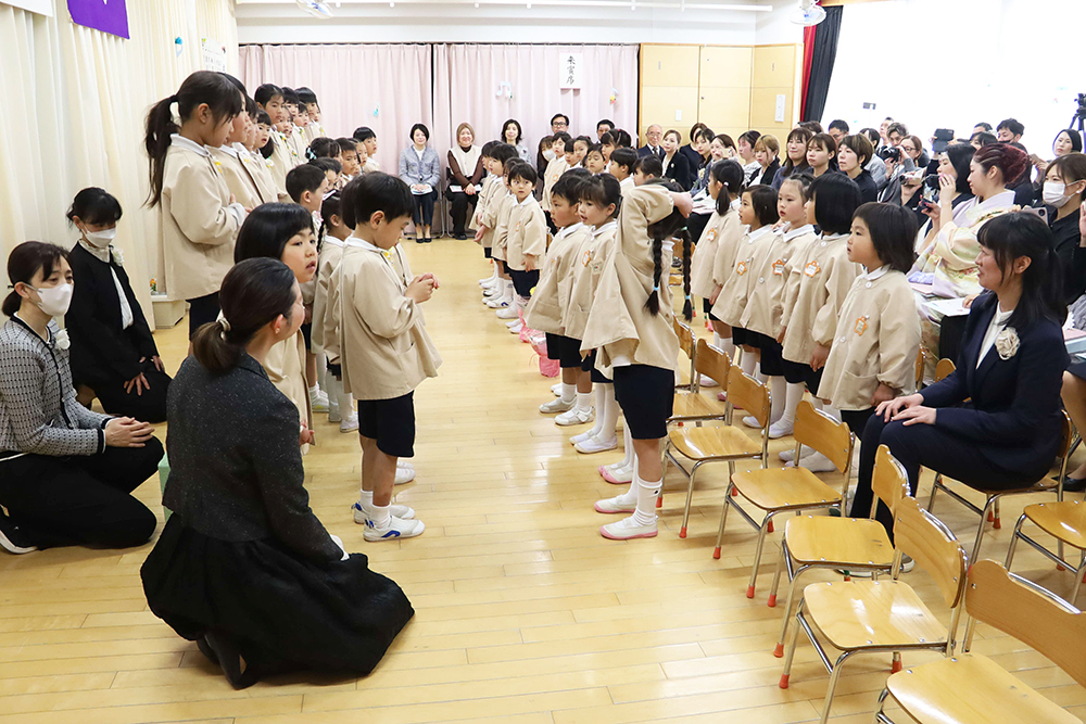 歌を披露する在園児の画像