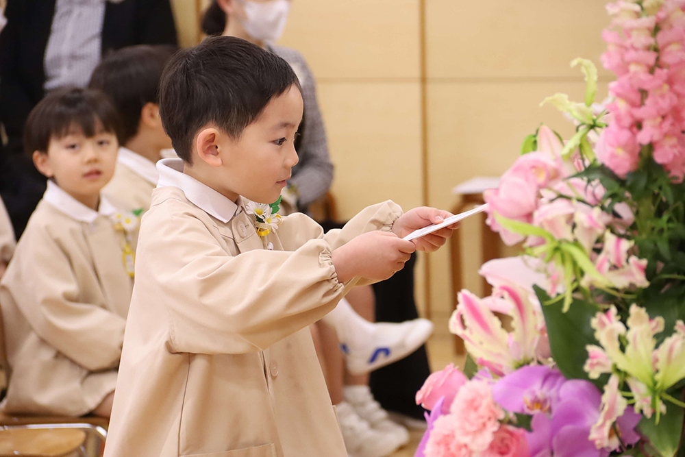 修了証を受け取る園児の画像