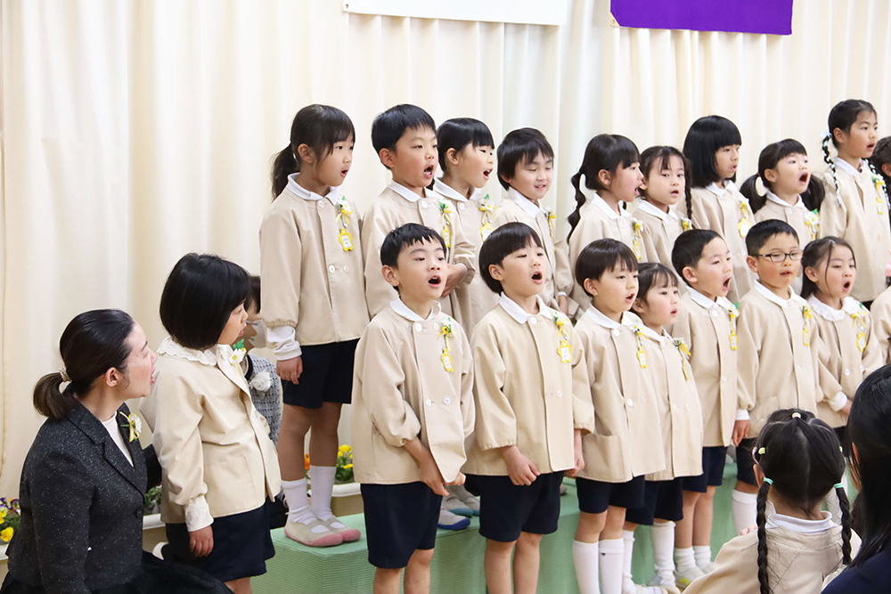 歌を歌う子どもたちの広めの画像