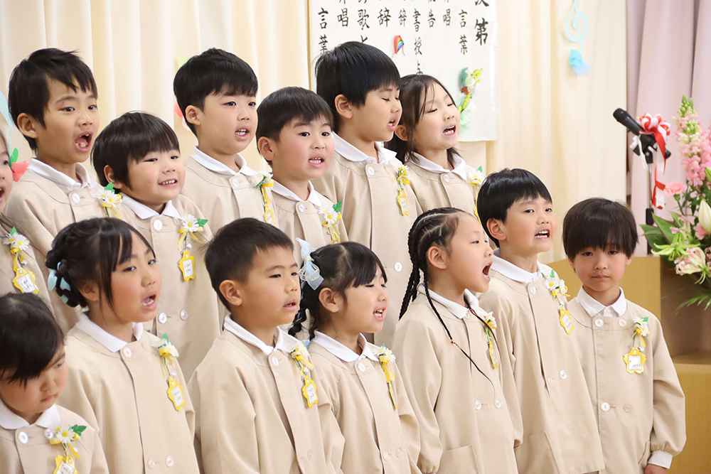 歌を歌う子どもの画像