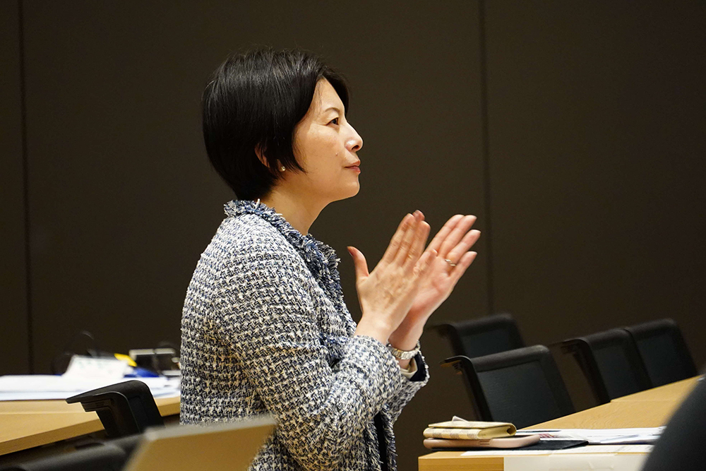 話を聞いている森澤区長の写真