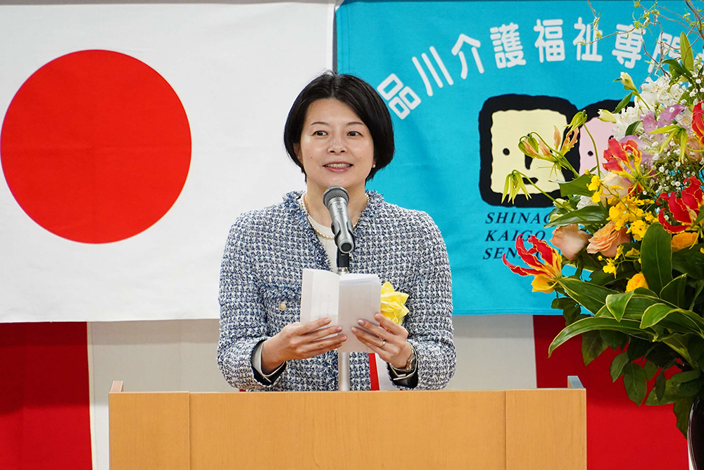 森澤区長が祝辞を読んでいる写真