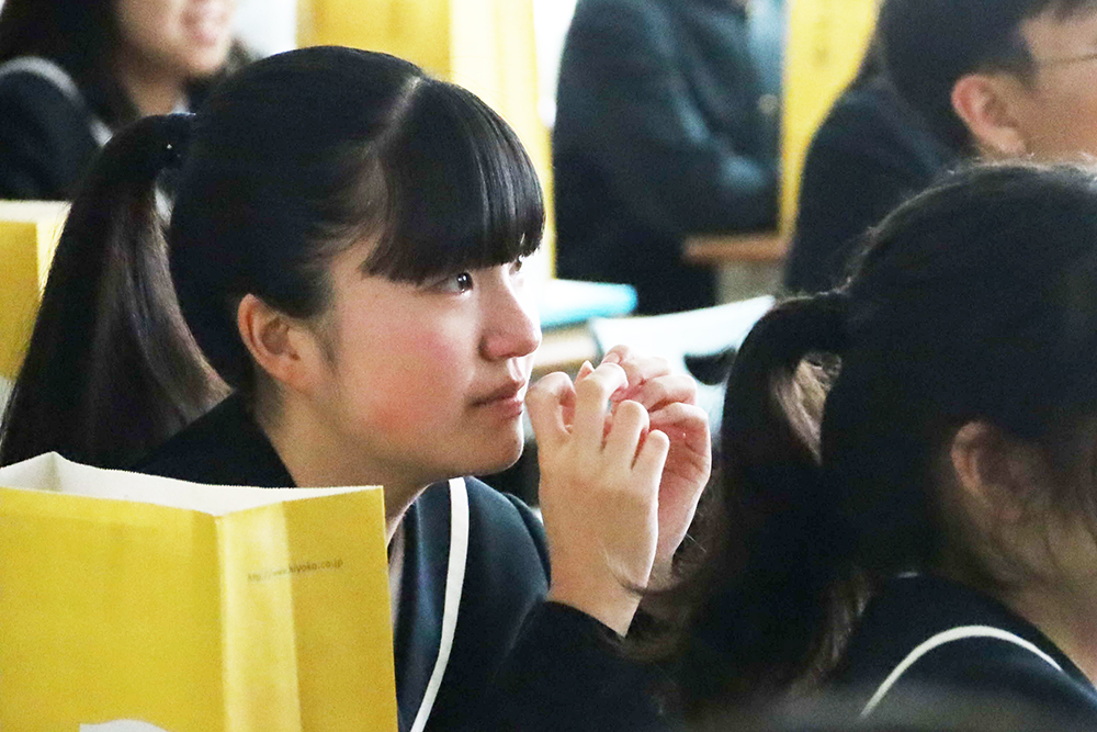 涙ぐむ卒業生の画像