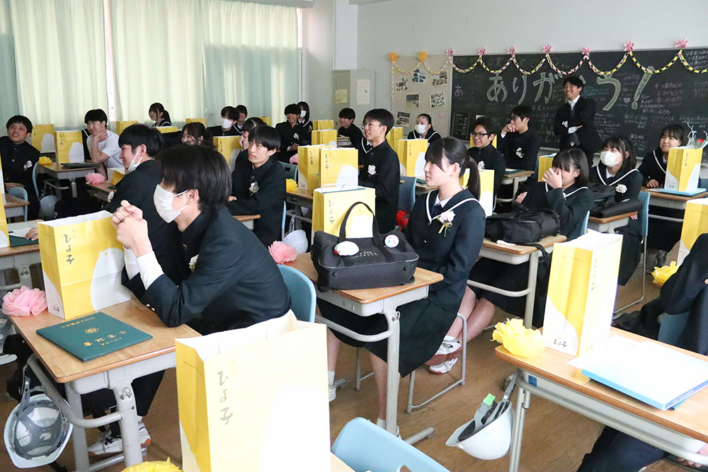 動画を見る卒業生たちの画像