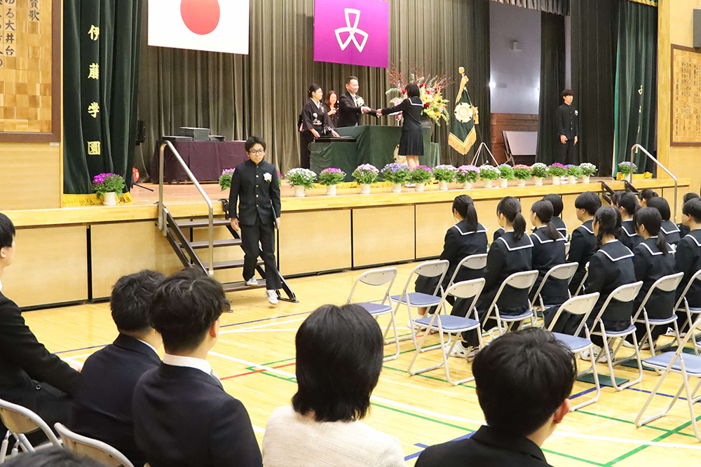 卒業証書授与広めの画像
