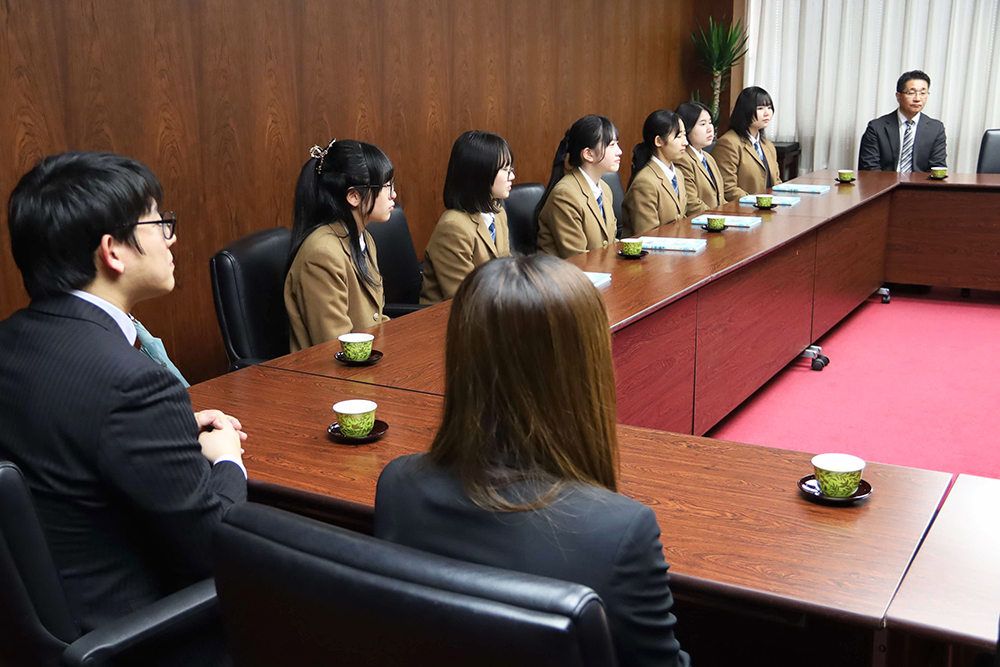 区役所を訪問した品川女子学院の生徒とGakkenの社員の画像