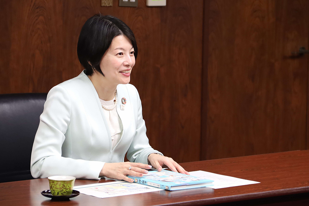 話を聞く森澤区長の画像