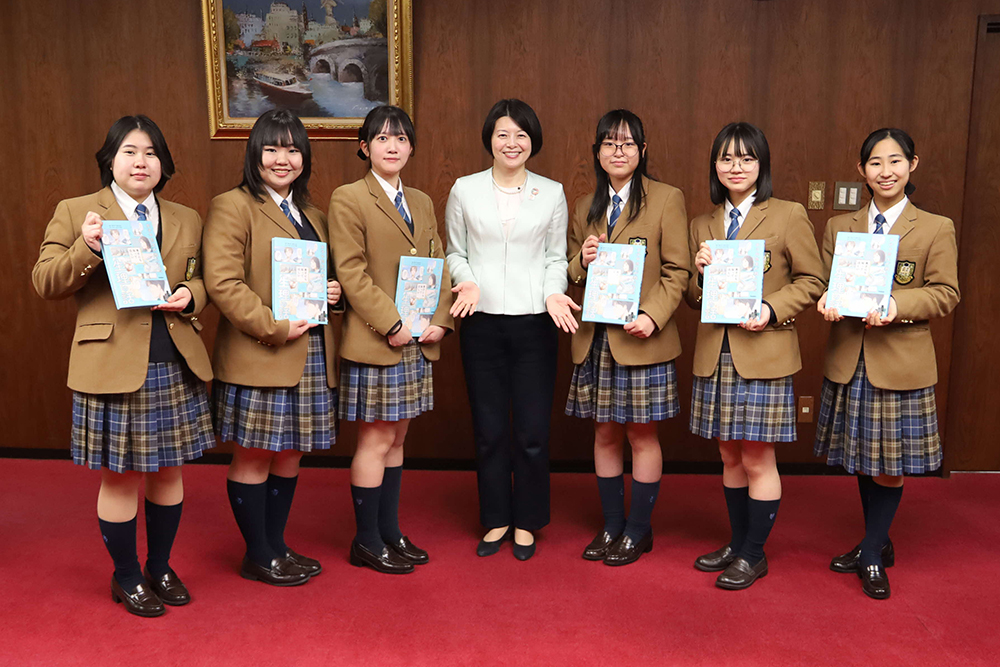 森澤区長と品川女子学院の生徒で写真を撮る画像