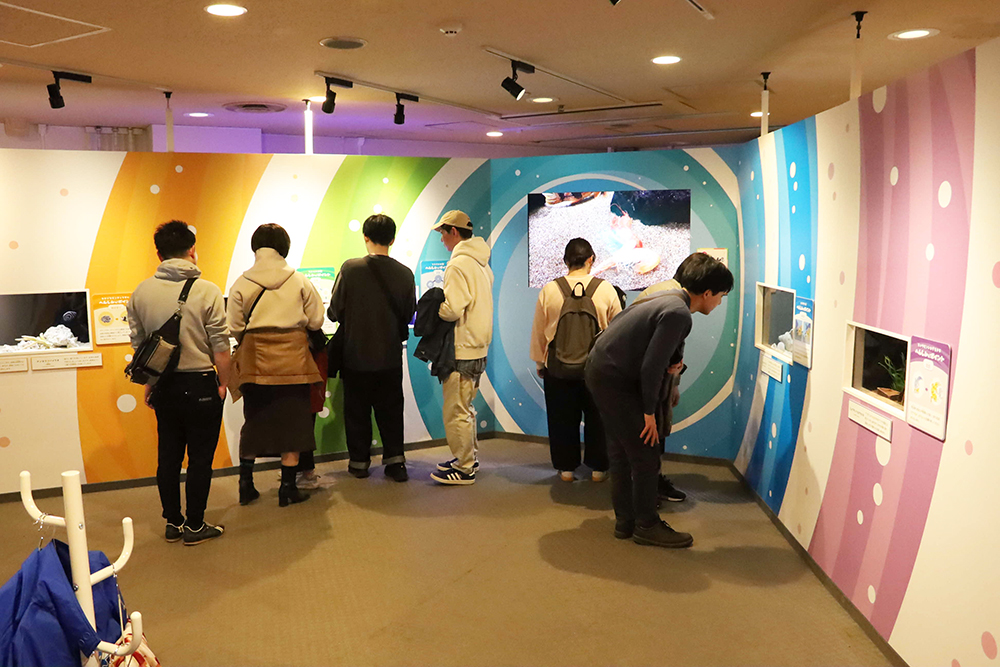 企画展を見学する人たちの画像