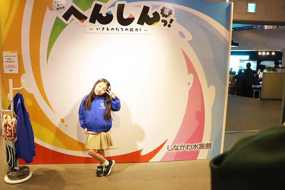 スタッフウェアを着て記念撮影する子どもの画像
